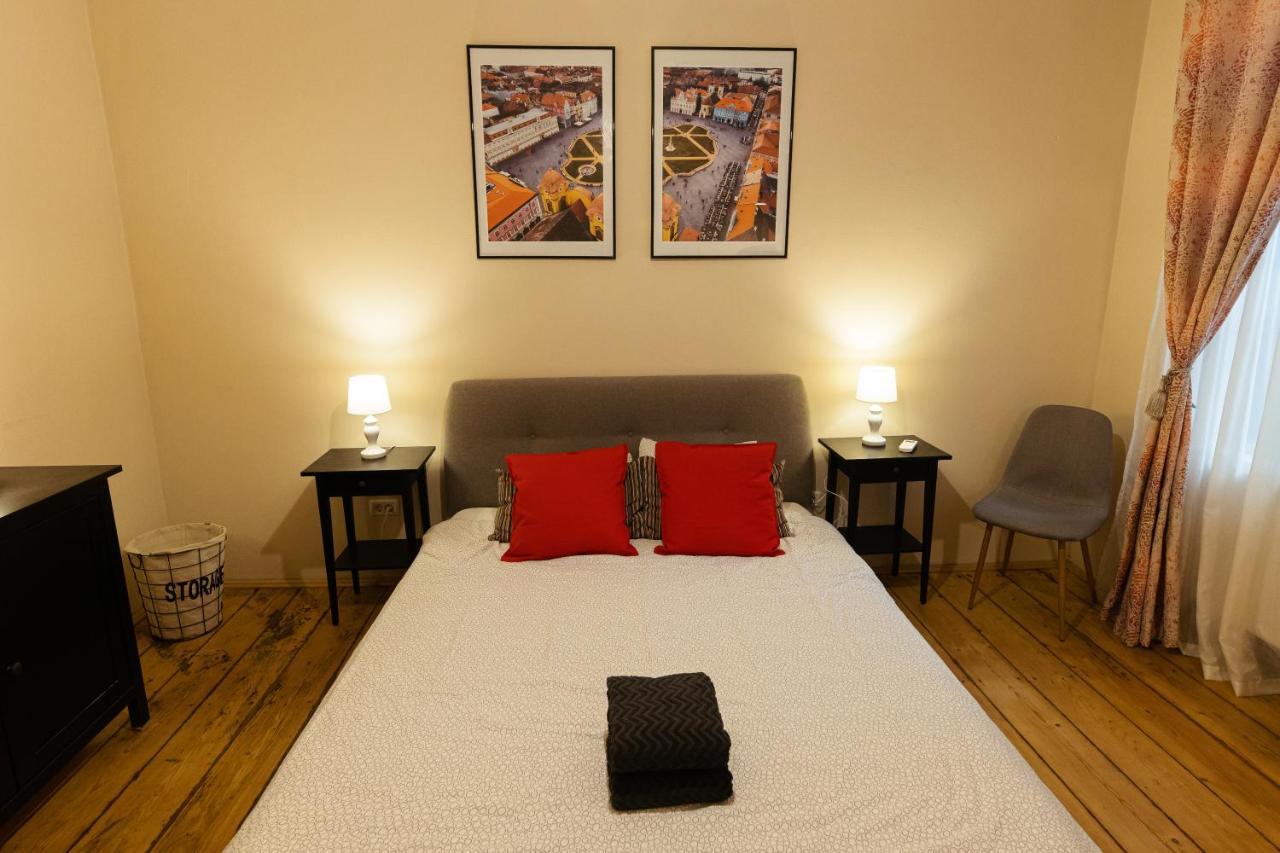 Chic Apartment In Historical City Center 티미쇼아라 외부 사진