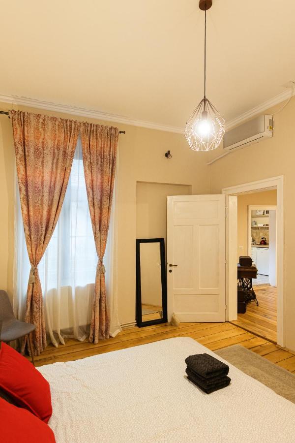 Chic Apartment In Historical City Center 티미쇼아라 외부 사진