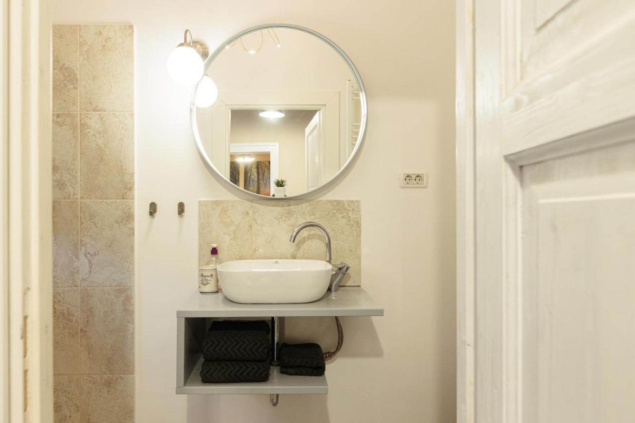 Chic Apartment In Historical City Center 티미쇼아라 외부 사진