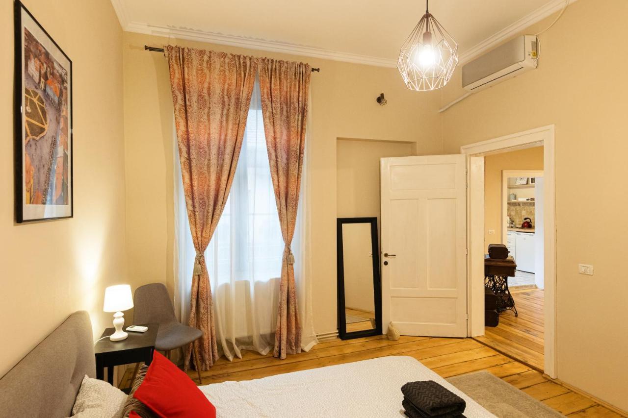 Chic Apartment In Historical City Center 티미쇼아라 외부 사진