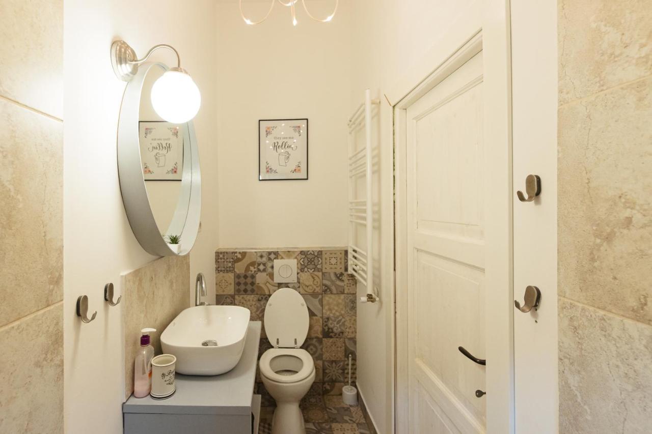 Chic Apartment In Historical City Center 티미쇼아라 외부 사진